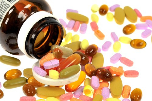 Bổ sung vitamin mỗi ngày. Hoạt chất này, khi đi vào cơ thể, có tác dụng tăng đàn hồi và sản sinh các tế bào mới trên da. Bên cạnh sinh tố, bạn có thể lựa chọn hình thức ăn trực tiếp trái cây để bổ sung chất xơ cần thiết cho cơ thể. Ưu tiên nhóm vitamin A, C và E có trong các loại quả như: chuối, cherry, bưởi, cam, cà chua và dưa hấu khi lựa chọn thực phẩm cuối tuần.