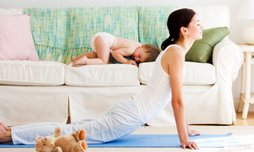 Tập thể dục. Việc tập thể dục sẽ giúp cho phụ nữ sau sinh phục hồi cơ thể nhanh chóng và dễ dàng hơn. Các bài tập thân thể làm cho tuần hoàn máu tốt hơn, góp phần loại bỏ chứng phù nề, tử cung co lại nhanh hơn, ngủ sâu hơn và ăn ngon miệng hơn. Đồng thời cùng củng cố các cơ đã bị kéo giãn trong lúc mang thai, tránh bị chảy xệ sau khi lấy lại vóc dáng.