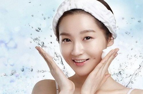 Mỗi ngày vỗ mặt khoảng 300 lần. Dùng hai bàn tay vỗ nhẹ lên mặt, làm đều đặn như vậy trong vòng nửa tháng bạn sẽ thấy các nếp nhăn dần tan biến, da khỏe và có độ đàn hồi tốt hơn.