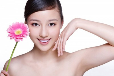 Da xám xịt. Nếu da bạn thuộc loại da "xám xịt", bạn hãy bỏ một ít giấm vào chậu rửa mặt. Giấm sẽ giúp làn da bạn sáng mịn và có tính đàn hồi tốt hơn, bởi bản thân giấm có thể thay đổi độ PH của làn da mà. Kiên trì làm như vậy trong một thời gian, da không chỉ trắng sáng mà còn hết mụn luôn.