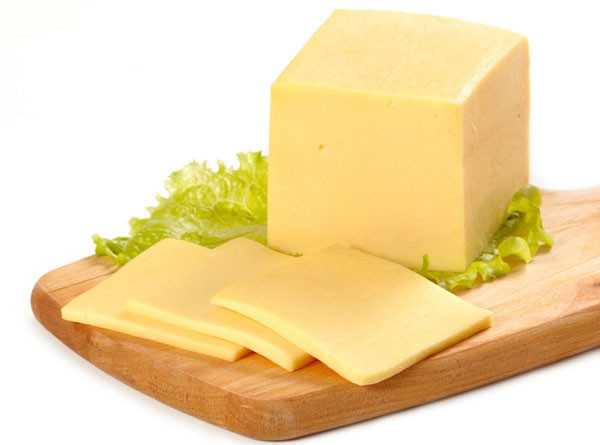 Mặt nạ pho mát. Nghe có vẻ lạ nhưng loại mặt nạ này giúp cung cấp dưỡng chất cho da và làm giảm bóng nhờn. Trộn một thìa pho mát và 1 thìa mật ong, bạn cũng có thể thêm vào đó 1 thìa dâu nghiền và 2 thìa sữa tươi nếu có những nguyên liệu này. Sau đó trộn đều và đắp mặt trong vòng 10 phút. Rửa lại với nước ấm.