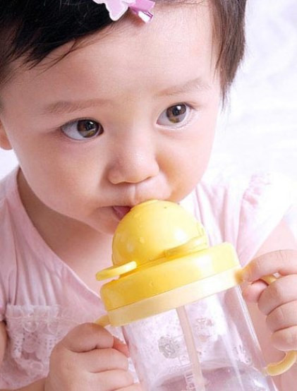 Về thức uống, nước khoáng vẫn đứng đầu danh sách thực đơn của trẻ, nhất là trẻ tự kỷ, tránh các loại thức uống chứa chất hóa học, phẩm màu, đường…