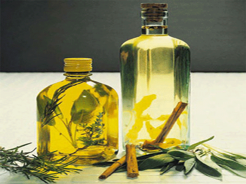 Mặt nạ từ dầu olive hoặc dầu dừa: Chỉ cần thoa một lớp mỏng dầu olive lên nếp nhăn mắt trước khi ngủ và massage nhẹ nhàng. Hai loại dầu này rất giàu độ ẩm sẽ giúp da bạn nhanh phục hồi và ngăn ngừa sự xuất hiện của những nếp nhăn mới.