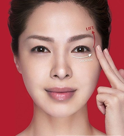 Cách bảo vệ tùy loại da. Nếu da bạn là da dầu, bạn hãy lấy bông thấm nước hoa hồng rồi làm sạch da 3 lần/ ngày. Nếu da bạn là da khô hoặc da thường bạn dùng kem dưỡng ẩm ít nhất 2 lần/ ngày sau khi đã rửa sạch mặt với sữa rửa mặt nhé.
