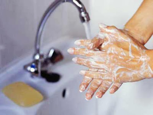 Vệ sinh cá nhân sạch sẽ. Rửa tay trước và trong quá trình chế biến thực phẩm là một trong những cách tốt nhất để ngăn chặn sự lây lan của vi khuẩn ngộ độc thực phẩm. Hãy chắc chắn rằng bạn rửa tay kỹ (cổ tay, bàn tay, ngón tay, móng tay và các kẽ ngón tay) bằng nước ấm và xà phòng.