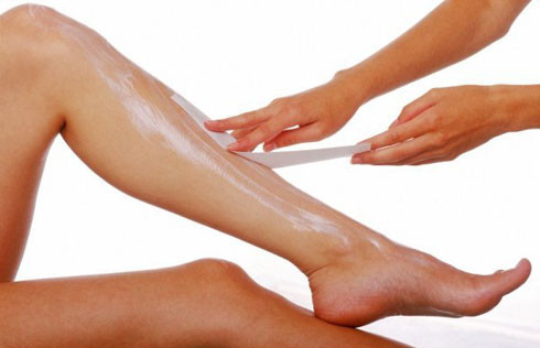 Cạo bỏ lông chân. Các loại kem làm rụng lông có tác dụng giúp phân hủy các sợi lông bên dưới bề mặt, vì vậy da bạn sẽ trở nên láng mịn hơn sau đó. Với các sản phẩm mới hiện nay, bạn sẽ không phải dùng tay để lau sạch lớp lông rụng nữa.