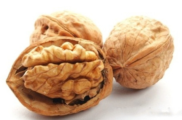 Hạt óc chó. Hạt óc chó chứa các omega-3 tốt cho sức khỏe tim mạch. Đồng thời, hạt óc chó cũng chứa nhiều loại chất béo không bão hòa đa, có thể bảo vệ cơ thể chống lại bệnh tiểu đường.