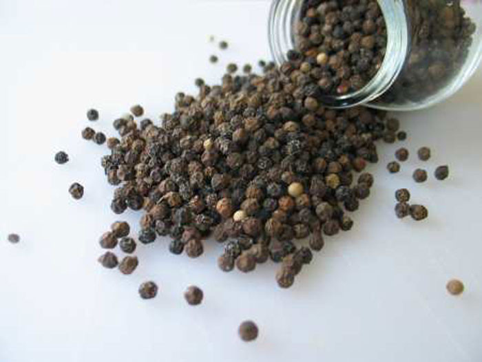 Hạt tiêu đen: được sử dụng phổ biến như chất gia vị vì có hợp chất piperine giúp thúc đẩy sự trao đổi chất của bạn. Tiêu đen cũng giúp ích trong việc cải thiện hệ thống tiêu hóa của bạn và giúp đốt cháy chất béo với tốc độ nhanh hơn.