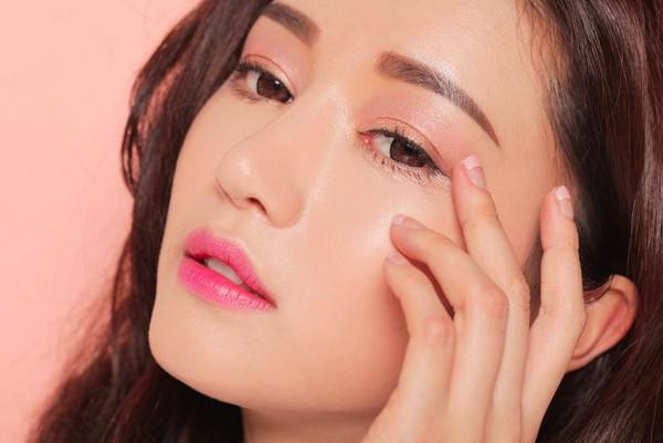 Hãy dùng các tuyệt chiêu trong trang điểm có thể giúp da tươi sáng hơn. Hãy sử dụng các tông màu sáng tránh các tông tối sẽ khiến da bạn sạm đi hoặc lộ vẻ mệt mỏi.