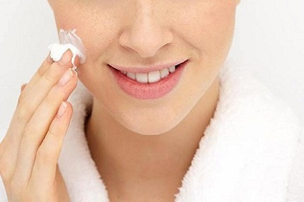 Nếu thức khuya thì buổi sáng thức dậy nên rửa mặt bằng nước ấm, sau đó bôi một lớp kem dưỡng ẩm cùng nước hoa hồng để da đỡ bị khô và tránh mất nước.