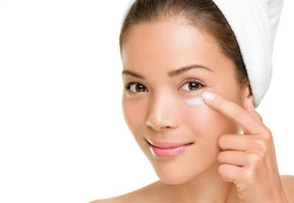 Thức khuya khiến vùng da quanh mắt bị thâm quầng, sưng mọng. Hãy chăm sóc đôi mắt và vùng da xung quanh bằng cách lấy nước đá chườm quanh mắt để tế bào da se lại, săn chắc hơn. Tuy nhiên đừng lạm dụng việc chườm đá quá lâu sẽ làm vỡ các mao mạch dưới da. Sử dụng túi trà lọc và hai lát dưa chuột đắp trực tiếp lên mắt.