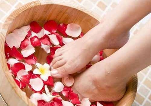 Nếu có điều kiện nên chuẩn bị một chậu nước ấm, nhỏ vài giọt tinh dầu oải hương và đặt 2 chân vào ngâm trong lúc thức. Cách này giúp tinh thần sảng khoái, máu huyết lưu thông đều, vì vậy làn da cũng được trợ lực hơn.