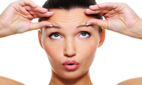Hãy tranh thủ massage da bất kỳ lúc nào có thể. Chỉ cần vài động tác nhẹ nhàng sẽ giúp các mạch máu dưới da được lưu thông, không bị tái xanh, nhợt nhạt, khô, xạm lại vị thiếu ngủ của đêm hôm trước. Trước khi đi ngủ, massage da nhẹ nhàng bằng kem dưỡng ẩm để đảm bảo khôi phục được làn da trắng mịn.