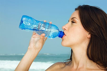 Nên uống nhiều nước, ăn trái cây, nhấm nháp bánh ngọt, nếu có cháo ăn khuya là tốt nhất (không nên uống nước có ga).