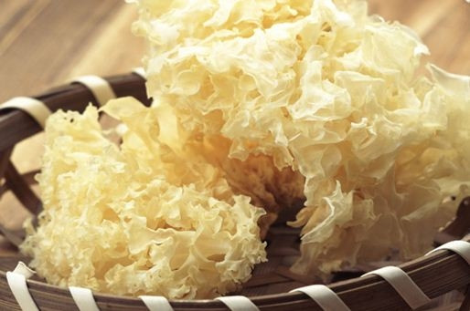 Nấm tuyết. Nấm tuyết còn được gọi là "thuốc trường sinh", có vị ngọt, tính bình, màu trắng như ngọc, đặc biệt tốt cho phổi, dạ dày và thận, khí huyết… Nếu như nhân sâm, nhung hươu được xem là thần dược cho các quý ông thì với phụ nữ, nấm tuyết cũng có tác dụng tương tự. Ngoài ra nấm tuyết còn chữa được ho, nóng ruột, tiêu hóa kém, táo bón, cơ thể suy nhược, cảm lạnh…
