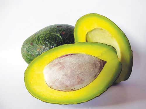 Quả bơ. Quả bơ chứa nhiều axít folic, giúp chuyển hóa protein và cung cấp cho cơ thể nhiều năng lượng. Bên cạnh đó, cơm bơ còn chứa vitamine B6 (chất dinh dưỡng giúp tăng cường sản xuất hormone nam tính) và kali (giúp điều chỉnh những trục trặc ở tuyến giáp của phụ nữ) – hai yếu tố tạo nên ham muốn.