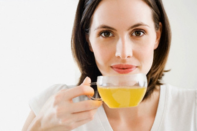 Trà xanh, nước ép có vị chua là thức uống chứa nhiều chất chống oxy hóa có thể giúp bạn loại bỏ những tác hại của bức xạ từ máy tính. Một ngày dùng 2 - 3 tách trà xanh là biện pháp đối phó hữu hiệu với những tia bức xạ. Ngoài ra, bạn nên uống nhiều nước mỗi ngày để chống lại sự khô da.
