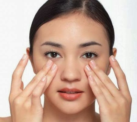 Khi về đến nhà, việc đầu tiên bạn cần làm là rửa sạch mặt bằng nước ấm pha vài giọt nước cốt chanh, kèm theo đó là massage nhẹ nhàng để loại trừ bụi bẩn, sau đó bôi kem dưỡng da để hồi phục da.