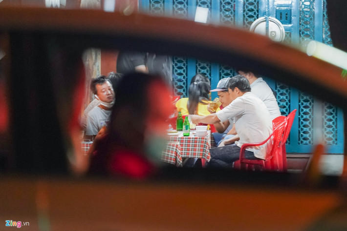 Một số khách nhậu cho biết, do tiện đường đi làm từ quận 2 về và cũng là quán "ruột" nên khá thoải mái khi đến đây nhậu.