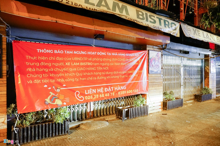 Ngày 27/3, Thủ tướng Nguyễn Xuân Phúc ban hành Chỉ thị 15, yêu cầu đóng cửa toàn bộ các cơ sở dịch vụ (massage, vũ trường, các cơ sở du lịch, tham quan, tụ điểm vui chơi, giải trí, rạp chiếu phim, quán bia hơi, nhà hàng ăn uống...) trừ dịch vụ cung cấp thực phẩm, dược phẩm, các cơ sở khám chữa bệnh từ 28/3 đến 15/4. Ngày 28/3, Ban Quản lý An toàn thực phẩm TP.HCM có văn bản chỉ đạo UBND 24 quận, huyện hướng dẫn các cơ sở kinh doanh dịch vụ ăn uống chỉ bán hàng mang đi. Cụ thể, các địa điểm kinh doanh ăn uống như cửa hàng, quầy hàng, quán ăn, quán giải khát, nhà hàng, khách sạn, canteen cơ quan, bệnh viện, thức ăn đường phố không được phục vụ khách ăn uống tại chỗ từ ngày 28/3 đến hết ngày 15/4.