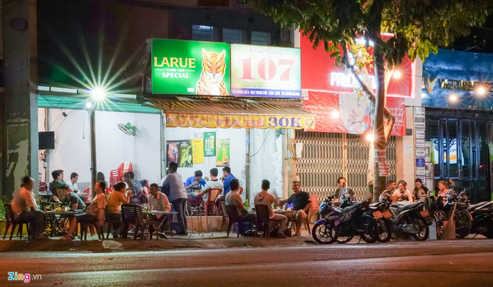 Từ 18h ngày 24/3, TP.HCM đã quy định về việc phải tạm dừng hoạt động các cơ sở kinh doanh dịch vụ ăn uống, nhà hàng, quán nhậu (công suất phục vụ 30 người trở lên) trên địa bàn để phòng dịch Covid-19. Tuy nhiên, tại các tuyến đường vẫn còn nhiều cửa hàng bất chấp lệnh cấm, mở cửa kinh doanh đón lượng lớn thực khách.