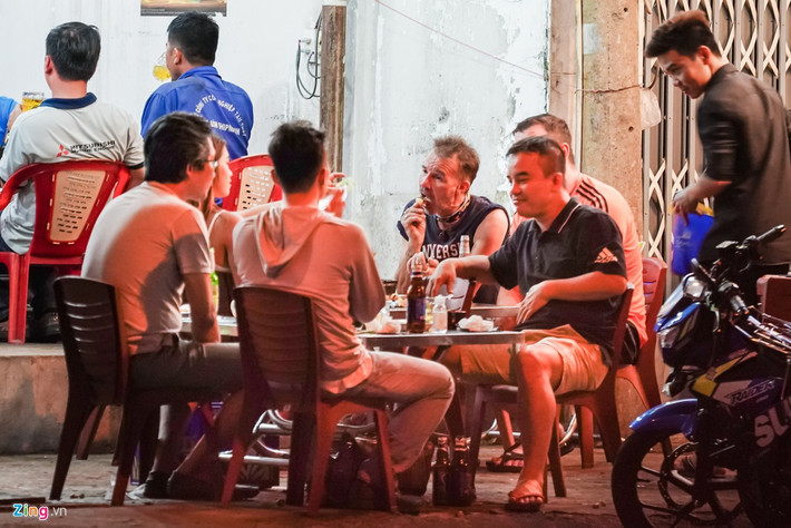 Theo ghi nhận, tối 27/3, quán nhậu ở khu Trung Sơn (quận 7) vẫn có hàng chục người dân tới ăn uống cùng lúc dù trước đó TP đã có văn bản quy định yêu cầu đóng cửa các cơ sở kinh doanh này.