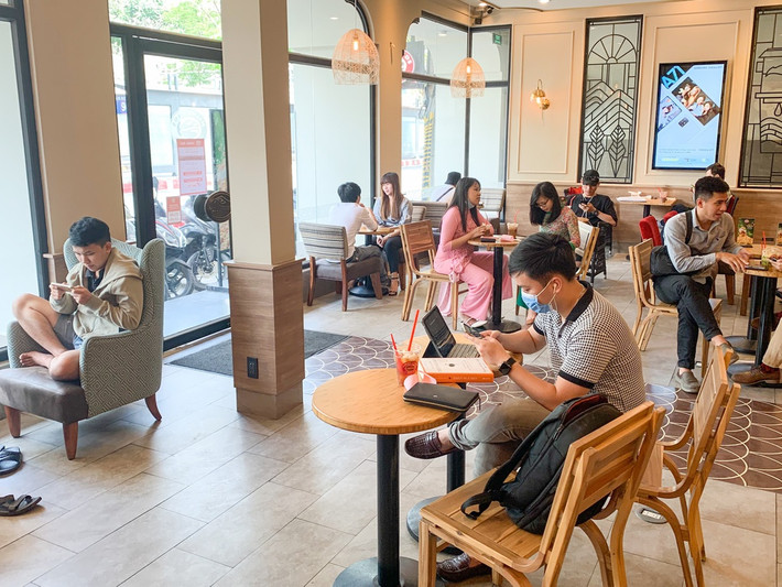 Ngoài ra, một số hàng quán vẫn mở cửa cho thực khách dùng tại chỗ tuy nhiên có kèm theo quy định chỉ nhận dưới 30 khách và kê bàn ghế cách xa nhau.
