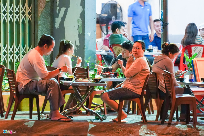 Số khách tại quán đã quá quy định lượng người cho phép nhưng vẫn không thực hiện đóng cửa mà tiếp tục nhận khách, lượng người ra vào quán này càng đông khi về khuya.