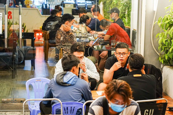 Việc không đeo khẩu trang, ngồi san sát nhau giữa các thực khách chứa đựng nhiều tiềm ẩn nguy hiểm về việc lây lan dịch bệnh. Ngày 27/3, Sở Tư pháp TP.HCM đã đề xuất tham mưu cho UBND TP.HCM xử lý người không đeo khẩu trang nơi công cộng có thể bị phạt tới 300.000 đồng.