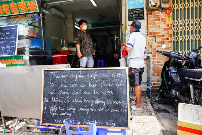 Tại một quán cơm chay trên đường Nguyễn Chí Thanh (quận 11, TP.HCM), vốn khá đông đúc người dân đến mua vì cơm chỉ với giá 5.000 đồng. Nhưng để đảm bảo sức khỏe người nhà an toàn vệ sinh cho thức ăn, anh Trần Phước Hòa cho biết không cho khách bên ngoài đến gần tủ cơm tránh lây nhiễm dịch lên thức ăn.