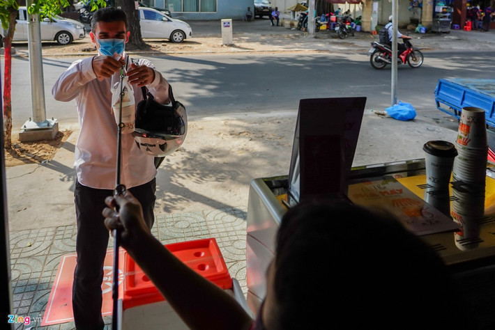 Một khách người nước ngoài tò mò và hào hứng với loại hình này vì khá đặc biệt. Anh cho biết chưa từng thấy điều này ở bất kì đâu khi việc nhận món và trả tiền thông qua một cây cần câu.