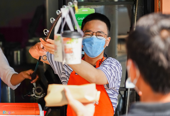 Anh Nhân, nhân viên tại quán cà phê, cho biết mô hình này được thực hiện từ khi có lệnh cấm người dân tụ tập và ngồi lại tại quán. Đây là ý tưởng được chủ góp nhặt từ mạng xã hội ở nước ngoài.