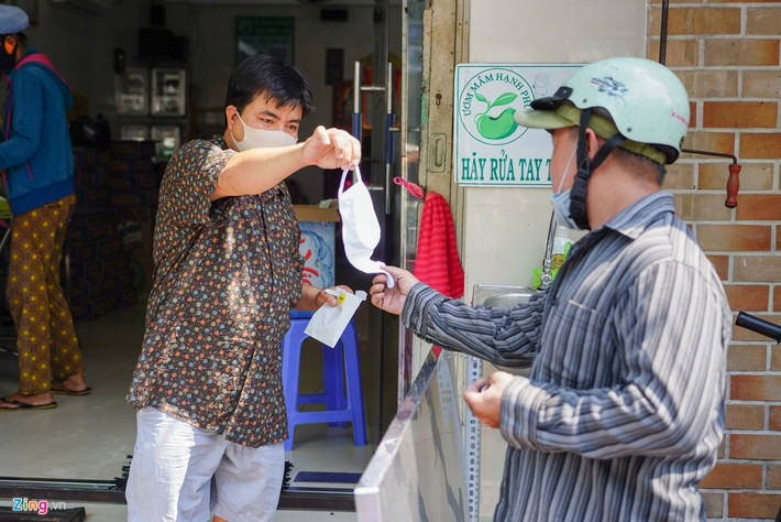 Anh Hòa cho biết mỗi người dân đến đây nếu chưa có khẩu trang anh sẽ phát miễn phí cho họ và nhắc nhở phải đeo khẩu trang thường xuyên khi đi ra đường.
