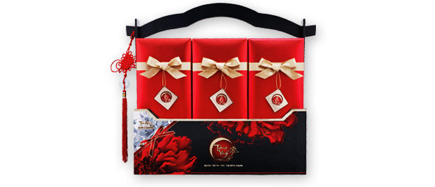 Hộp bánh trung thu Trăng vàng kim cương của Công ty Kinh Đô có giá gần 3 triệu đồng. Hộp gồm 12 chiếc bánh sang trọng và quý phái, ẩn chứa đầy ắp tình thương.