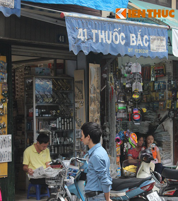 Số nhà 41 Thuốc Bắc được phân làm ba cửa hàng khác nhau. Mỗi cửa hàng dù chật chội nhưng có giá cho thuê cũng đến 8 - 10 triệu đồng/tháng.