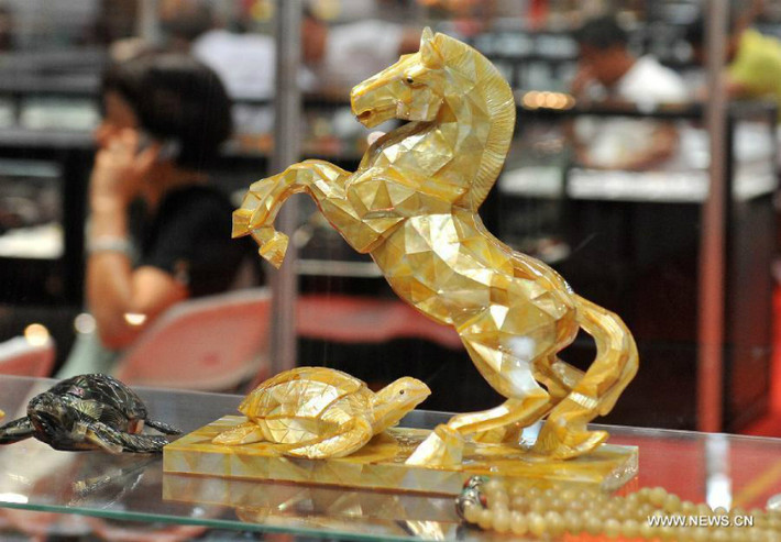 Triển lãm tập hợp nhiều viên đá quý và đồ trang sức đắt tiền, thu hút sự quan tâm của nhiều người xem, đặc biệt là giới lắm tiền nhiều của.