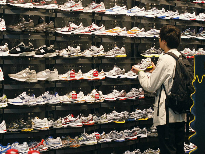 Giày thể thao: Là công ty bán lẻ hàng đầu thế giới về giày dép và quần áo thể thao, Foot Locker hiện có khoảng hơn 3.000 cửa hàng tại 21 quốc gia trên thế giới. Foot Locker chuyên cung cấp các loại giày mới nhất lấy cảm hứng từ thể thao, sản xuất chủ yếu bởi các thương hiệu thể thao hàng đầu như Jordan, Nike, Adidas.