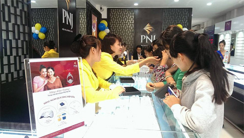 Công ty vàng bạc đá quý Phú Nhuận PNJ cũng đưa ra chương trình khuyến mãi lớn.