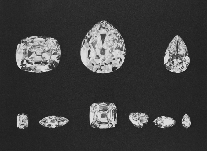 Cullinan III và IV: Đây là hai viên đá được cắt ra từ viên kim cương Cullinan vào năm 1905. Cullinan là viên kim cương được phát hiện ở Nam Phi và được tặng cho Vua Edward VII như một món quà sinh nhật. Hai viên đá này có trọng lượng lần lượt là 94 carat và 64 carat, giá cả khoảng 50 triệu bảng Anh.
