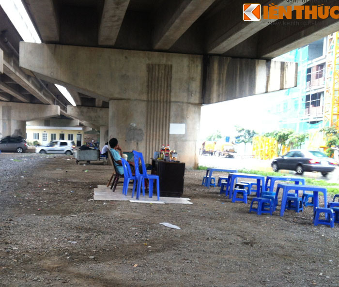 Chỉ khoảng 50 m cầu nhưng có đến 5 quán bán nước mở ra, dù không đông khách nhưng các quán này cũng thu về triệu bạc mỗi ngày do chi phí bỏ ra thấp.