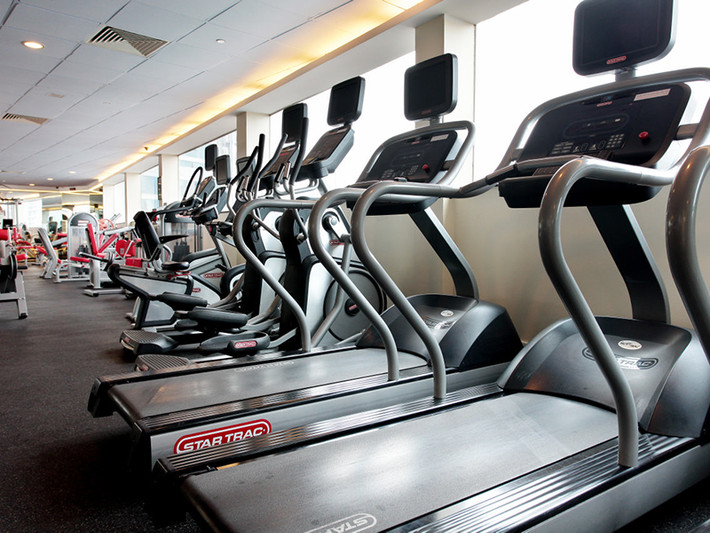 Phòng tập Fitnesss One được trang bị máy móc hiện đại, tối tân như máy chạy bộ đo nhịp tim, máy đạp xe, máy tập cho các nhóm cơ kết hợp với huấn luyện viên chuyên nghiệp… sẽ giúp bạn lựa chọn hình thức tập luyện phù hợp nhất.