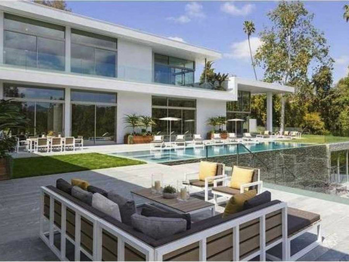 Nằm tại số 438 North Faring Road, Los Angeles, bang California, biệt thự nhà kính rộng gần 5.000 m2 gồm 7 phòng ngủ, một phòng trưng bày nghệ thuật. Với vị trí hướng ra đồi Hollywood Hills, biệt thự có giá 45 triệu USD.