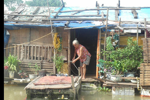 Hiện ở đây còn khoảng hơn chục hộ dân sinh sống. Họ kết những chiếc bè nổi rồi dựng những ngôi nhà tạm bợ bằng tre nứa để sống qua ngày. Có những hộ gia đình 8 người sinh sống trên 1 chiếc bè 15m2.