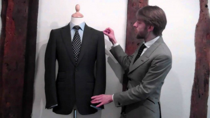 5. William Westmancott Ultimate Bespoke, giá: 75.000 USD. Các chuyên gia tại Westmancott phải mất 200 giờ để thiết kế cũng như chỉnh sửa bộ vest siêu nhẹ nhưng đắt đỏ này. Đối tượng mà bộ vest Ultimate Bespoke nhắm đến là các quý ông nhà giàu người Nga và Trung Đông.