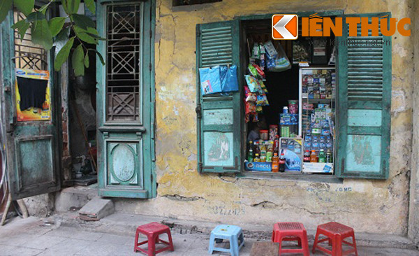 Một cửa hàng siêu độc trên phố Hàng Bồ khi chủ nhà tận dụng phần cửa sổ nhỏ hẹp để kinh doanh các mặt hàng tạp hóa, quán nước.