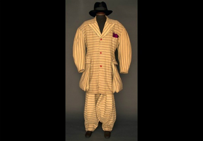 4. Zoot Suit, giá: 78.000 USD. Năm 2011, bộ vest hình sọc trong thế chiến thứ II này đã được bán trong phiên đấu giá Augusta tại thành phố New York với giá 78.000 USD. Đây là mức giá mà không nhiều người nghĩ tới.