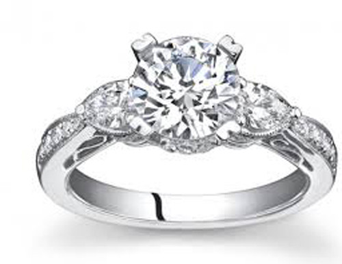 Nhẫn kim cương cũng là lựa chọn số 1 của giới đại gia, bởi đây là món trang sức hấp dẫn đến nỗi không phụ nữ nào có thể cưỡng lại được.