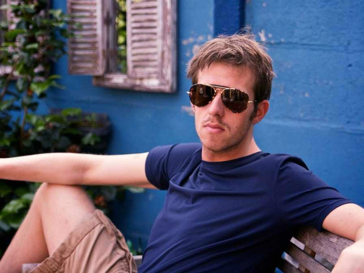 Kính mát: Sunglass Hut là thương hiệu chuyên cung cấp các sản phẩm kính mắt thời trang hàng đầu hiện nay. Sản phẩm của hãng mang lại sự lịch lãm, cuốn hút cho các đấng mày râu.
