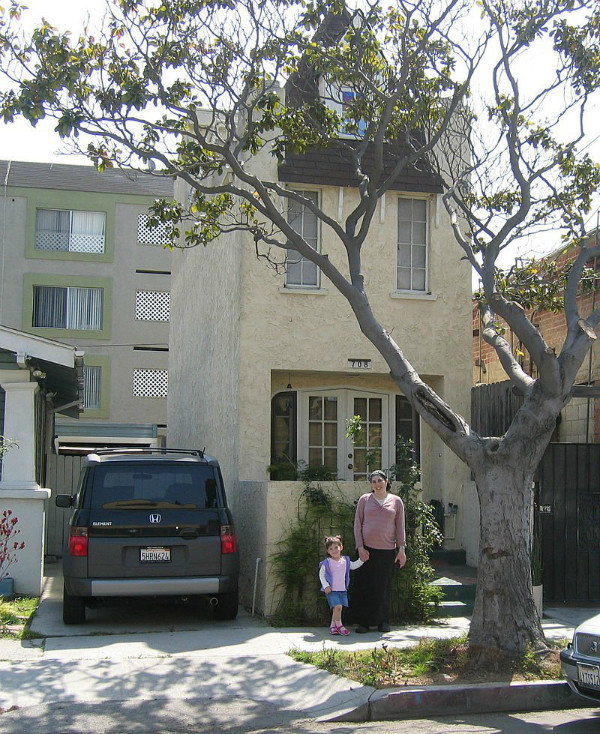 Theo truyền thuyết, một người có tên là Newton Rummonds đã mua một lô đất nhỏ ở Long Beach, California để trả món nợ 100 USD. Tuy nhiên, người hàng xóm cho rằng khu đất này quá hẹp để làm bất cứ việc gì. Ngay sau đó, Rummonds đã xây dựng ngôi nhà này để chứng minh họ sai.