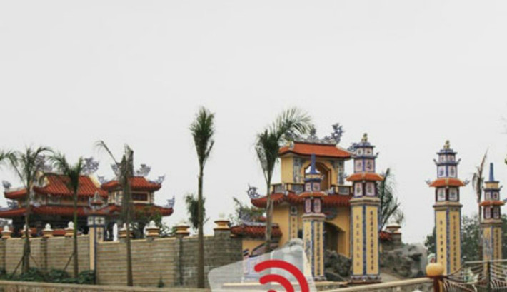 Gần đây, đại gia có tên là Nguyễn Văn C (sinh năm 1954) ở xã Minh Hợp, huyện Quỳ Hợp (tỉnh Nghệ An) cũng bỏ ra 3,5 tỷ đồng để xây dựng lăng mộ cho chính mình lúc yên nghỉ. Được biết, ông C là người điều hành công ty chuyên khai thác khoáng sản, được liệt vào diện ăn ra làm nên bậc nhất ở huyện Quỳ Hợp.